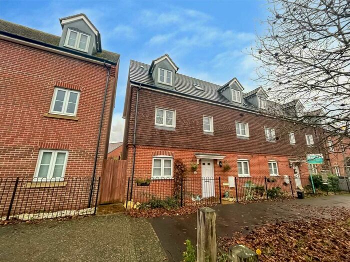 4 Bedroom Semi-Detached House To Rent In Sparrowhawk Way, Bracknell, RG12