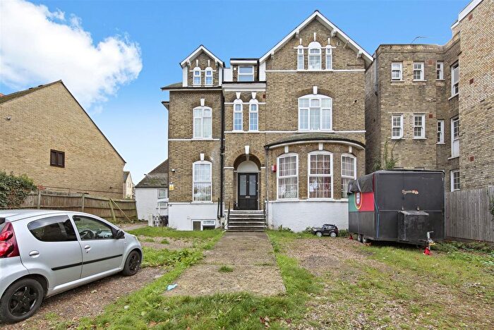 3 Bedroom Flat To Rent In Eltham Road, London, SE12