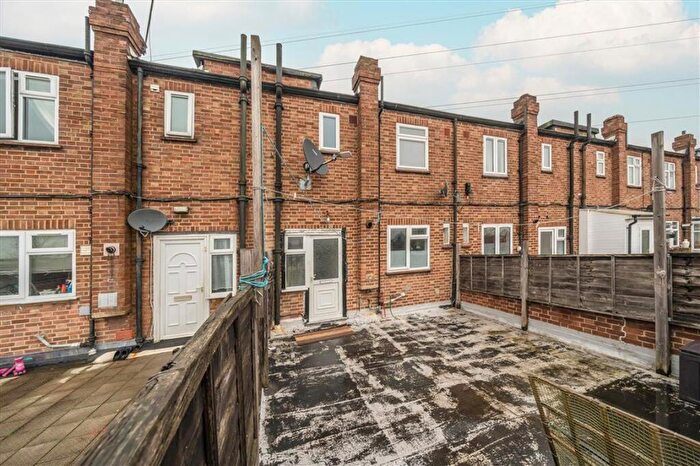 3 Bedroom Flat To Rent In Blackfen Parade, Blackfen, DA15