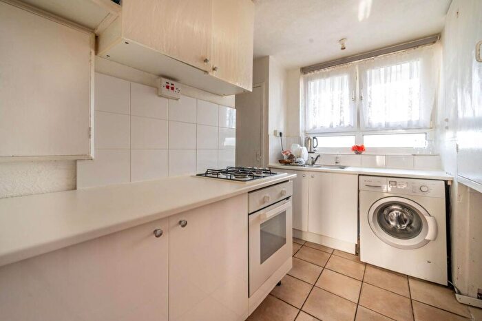 2 Bedroom Flat For Sale In Lonsdale Close, East Ham, London, E6