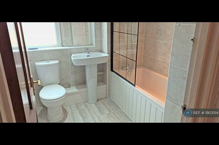 3 Bedroom Flat To Rent In North Lane, Aldershot, GU12