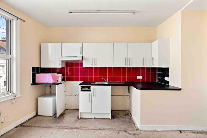 2 Bedroom Maisonette To Rent In Dover Road, Folkestone, CT20