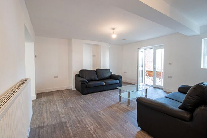 6 Bedroom Semi-Detached House To Rent In Ash Grove, Leeds, LS6