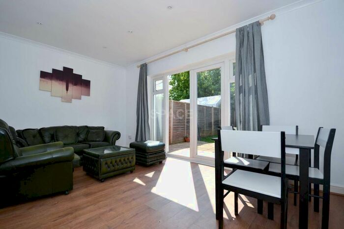 4 Bedroom Terraced House To Rent In Basingstoke Road, Reading, Berkshire, RG2