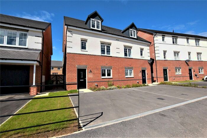 4 Bedroom Semi-Detached House To Rent In Little Wood Crescent, Wakefield, West Yorkshire, WF1