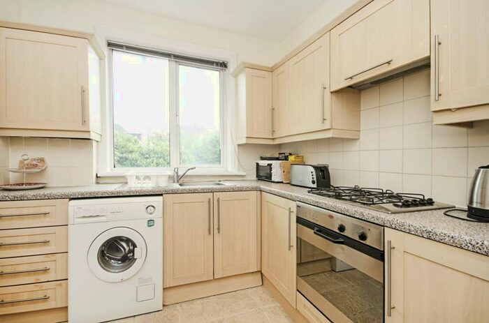 2 Bedroom Flat To Rent In Powis Gardens, Golders Green, London, NW11