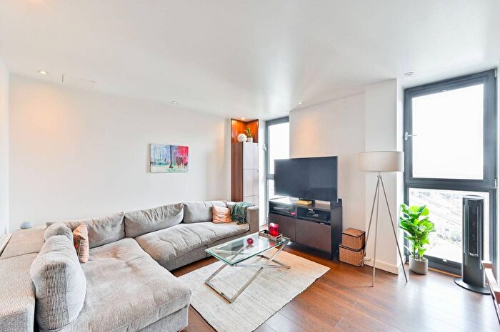 1 Bedroom Flat To Rent In Lumiere Apartments, Clapham Junction, London, SW11