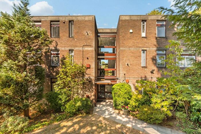 2 Bedroom Flat For Sale In Oak Hill Park, Hampstead, NW3