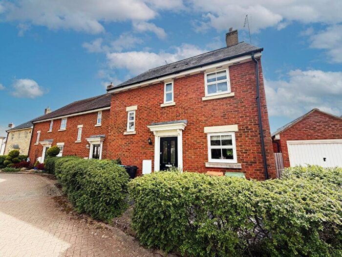 3 Bedroom End Of Terrace House For Sale In Stonemasons Close, Olney, MK46