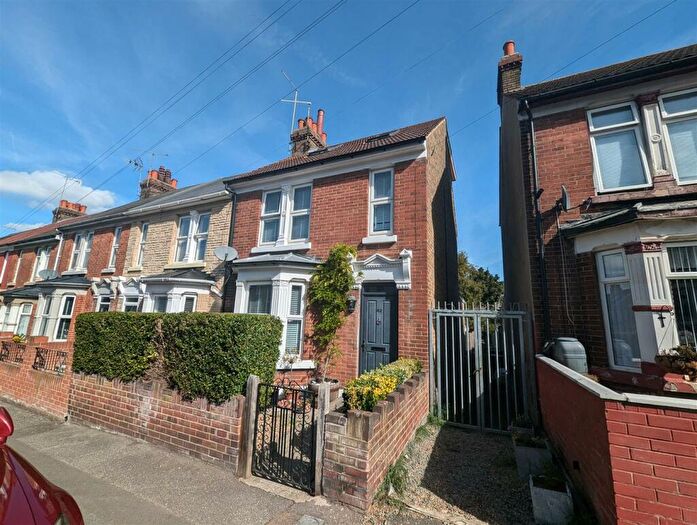 5 Bedroom End Of Terrace House To Rent In Valley Road, Gillingham, ME7