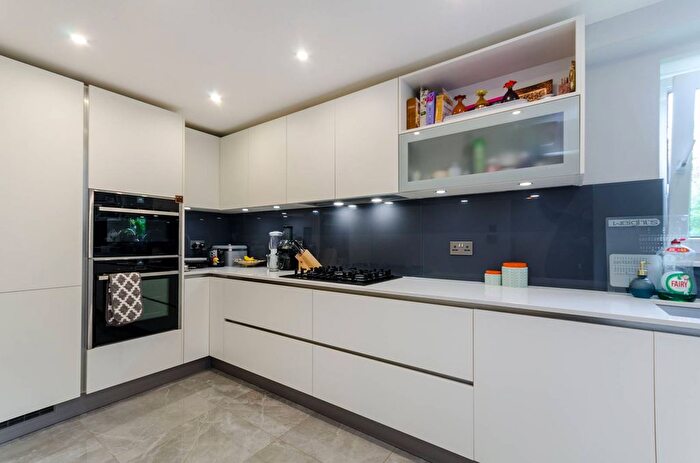 2 Bedroom Flat To Rent In Queens Road, Kingston, Kingston Upon Thames, KT2