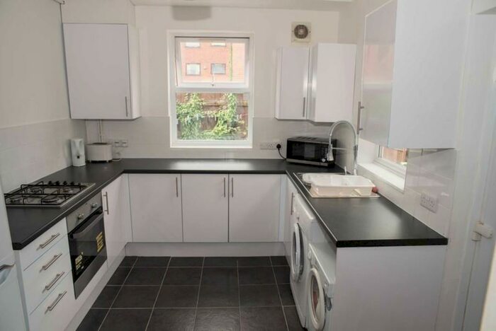 5 Bedroom Semi-Detached House To Rent In Radcliffe Mount, West Bridgford, NG2