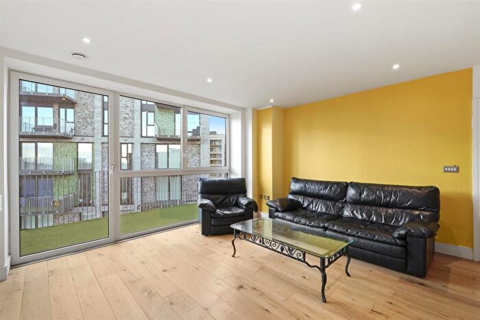 3 Bedroom Apartment To Rent In St Vincent Court, Canning Town, E16