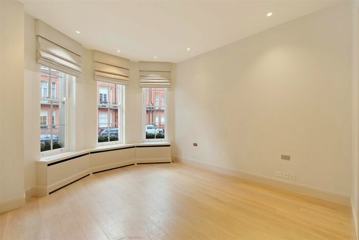3 Bedroom Flat To Rent In Palace Gate, Kensington, W8