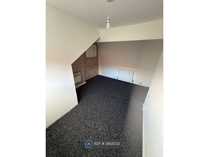3 Bedroom Terraced House To Rent In Woodview St, Leeds, LS11