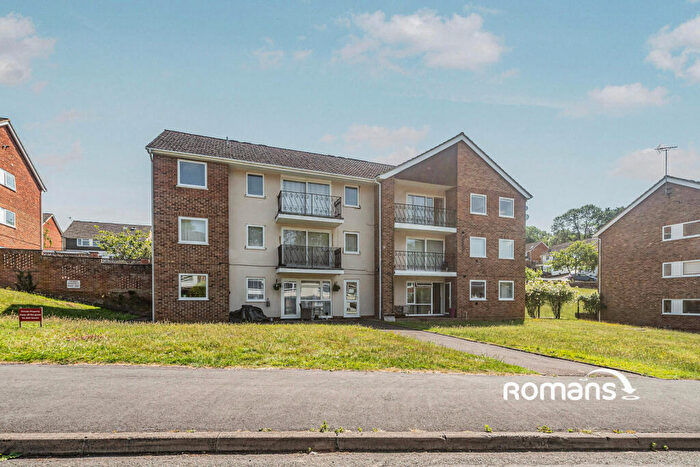 3 Bedroom Flat To Rent In Robin Way, Tilehurst, Reading, RG31