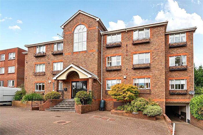 2 Bedroom Apartment For Sale In Oatlands Drive, Weybridge, KT13