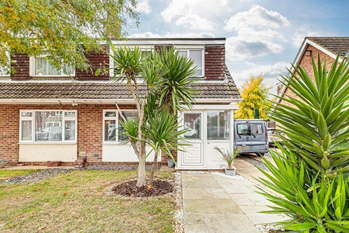 3 Bedroom Semi Detached House For Sale In Sandpiper Close, Southend-On-Sea, SS3