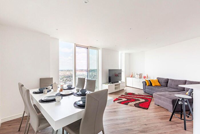 3 Bedroom Flat To Rent In Saffron Central Square, Croydon, London, CR0