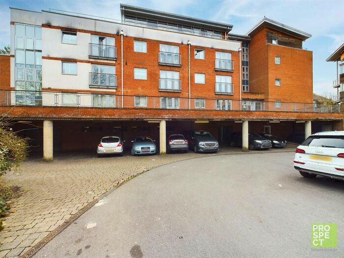 2 Bedroom Apartment To Rent In Windmill Road, Slough, Berkshire, SL1