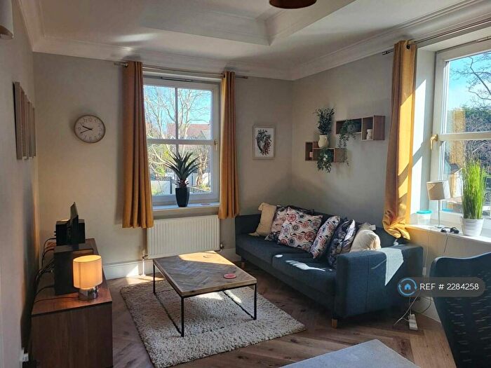 2 Bedroom Flat To Rent In Spen Lane, Leeds, LS16