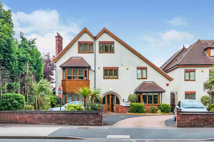3 Bedroom Flat To Rent In Birmingham Road, Sutton Coldfield, B72
