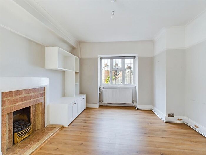 2 Bedroom Flat To Rent In Kelvin Drive, St Margarets, Twickenham, TW1