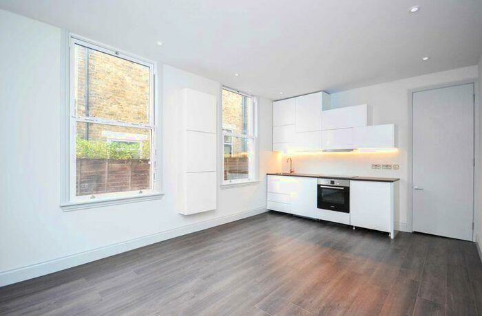 2 Bedroom Flat To Rent In Hazelbourne Road, SW12