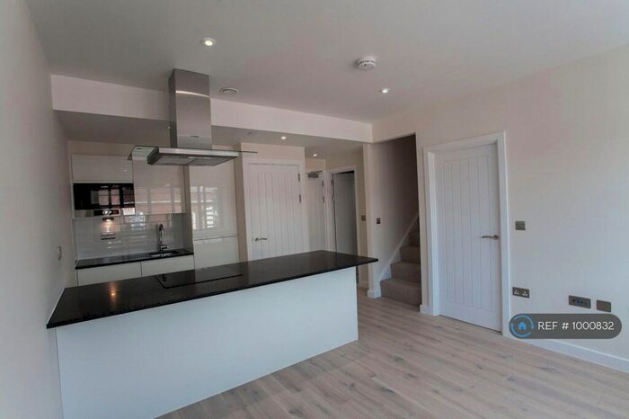 2 Bedroom Flat To Rent In Baring Road, Beaconsfield, HP9