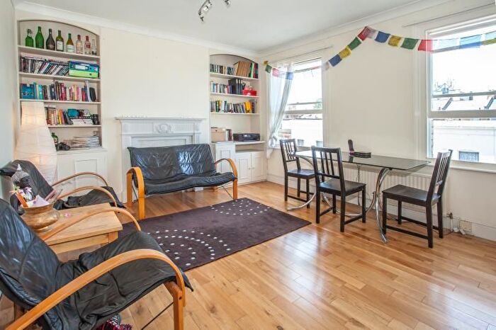 2 Bedroom Flat To Rent In Westville Road, Shepherds Bush, London, W12