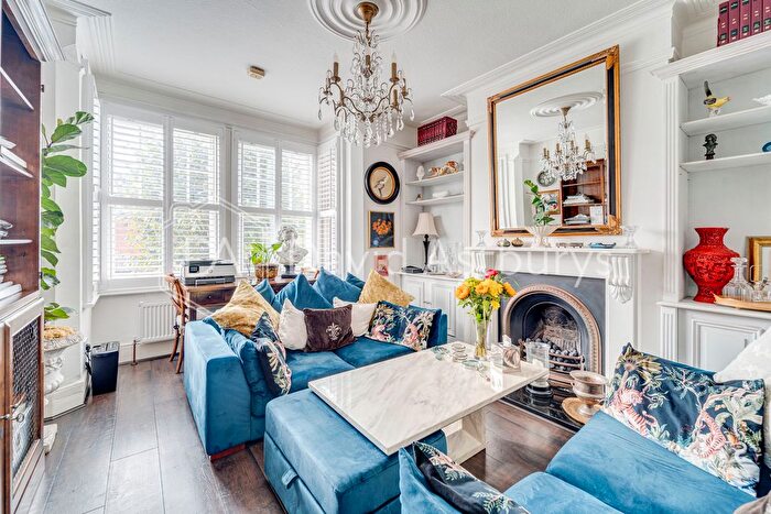 2 Bedroom Flat To Rent In Belsize Avenue, Palmers Green, London, N13