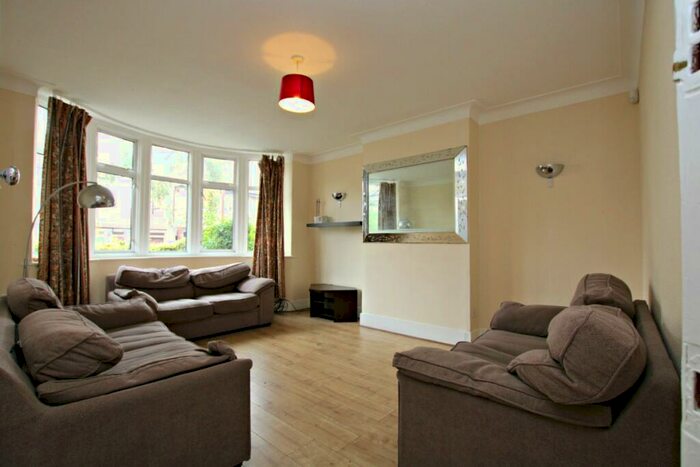 4 Bedroom Semi-Detached House To Rent In Fleetwood Road, Dollis Hill, NW10