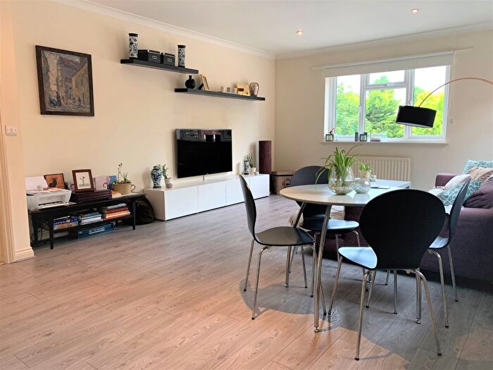 1 Bedroom Flat To Rent In High Street, Shepperton, TW17