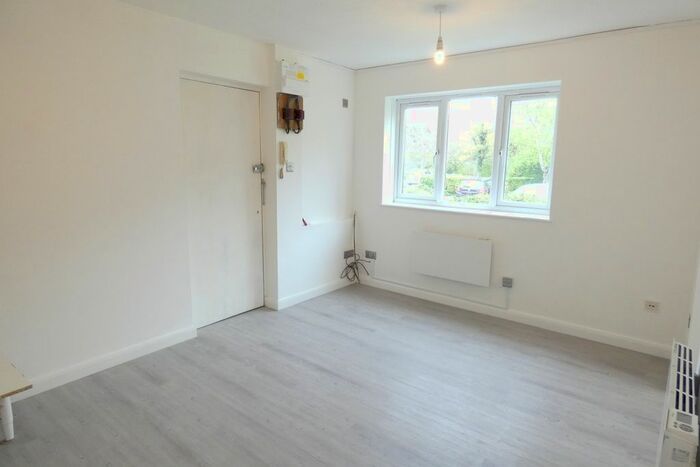 Studio To Rent In Brendon Close, Harlington, Hayes, UB3
