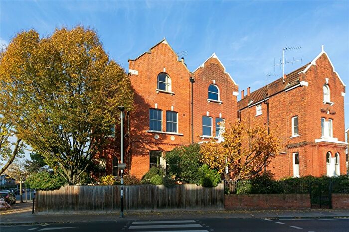 2 Bedroom Flat To Rent In Sheen Road, Richmond, Surrey, TW9