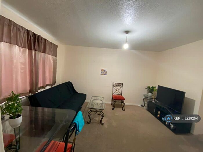 1 Bedroom Flat To Rent In Carnoustie Court, Croydon, CR0