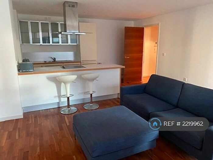 2 Bedroom Flat To Rent In Gainsborough Studios South, London, N1