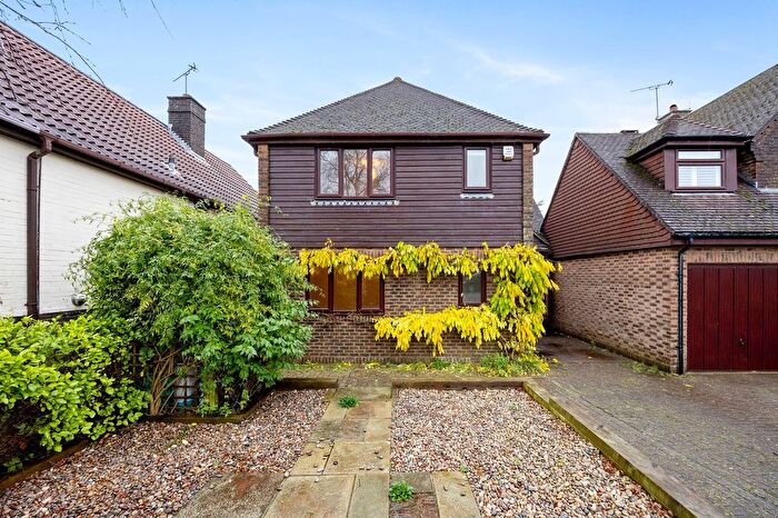 4 Bedroom Link Detached House For Sale In Chandlers Way, Steyning, BN44