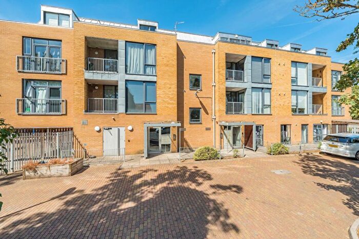 2 Bedroom Flat To Rent In Tentelow Lane, Southall, UB2