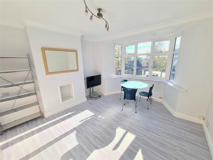 2 Bedroom Flat To Rent In Sherwood Hall, East End Road N2