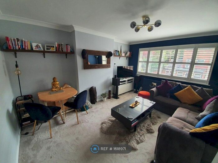 2 Bedroom Maisonette To Rent In Normanton Court, South Croydon, CR2