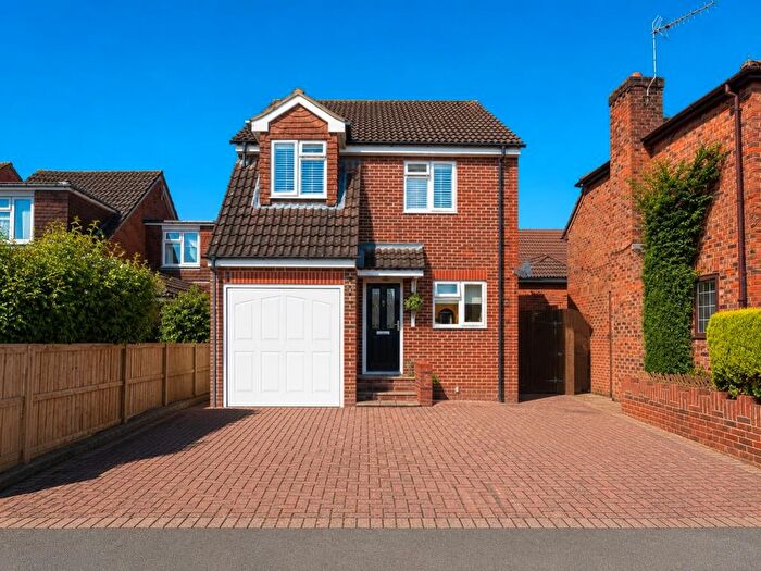 4 Bedroom Detached House For Sale In Oak Avenue, Egham, Surrey, TW20
