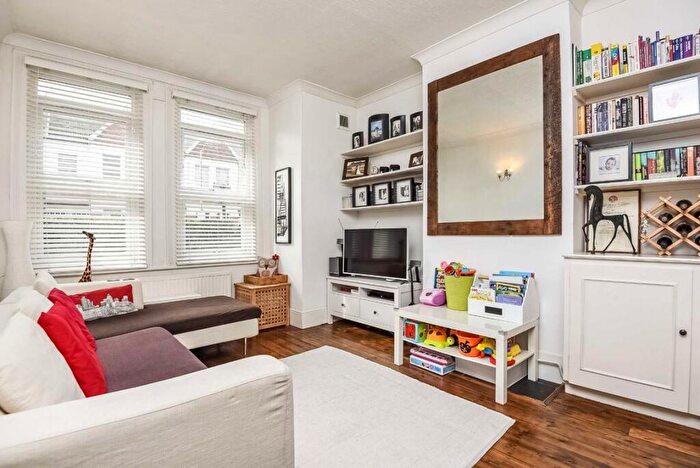 2 Bedroom Flat To Rent In Oakmead Road, Balham, SW12