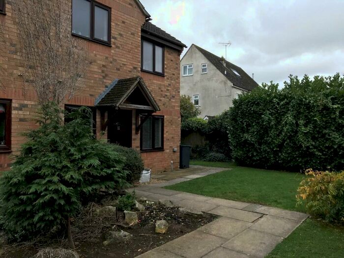 2 Bedroom Flat To Rent In The Larches, Carterton, OX18