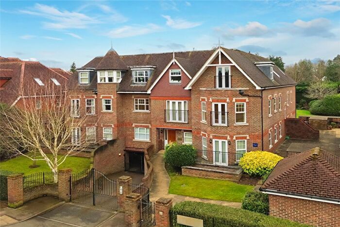 2 Bedroom Flat To Rent In Oatlands Chase, Weybridge, Surrey, KT13