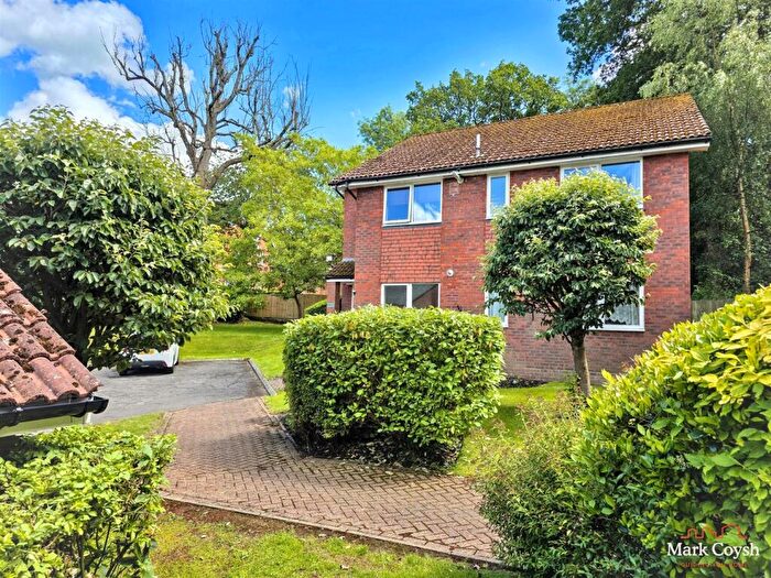 2 Bedroom Apartment For Sale In The Avenue, Tadworth, KT20