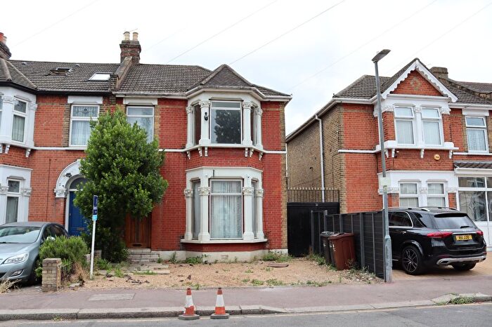 3 Bedroom Semi-Detached House To Rent In Dunkeld Road, Dagenham, RM8