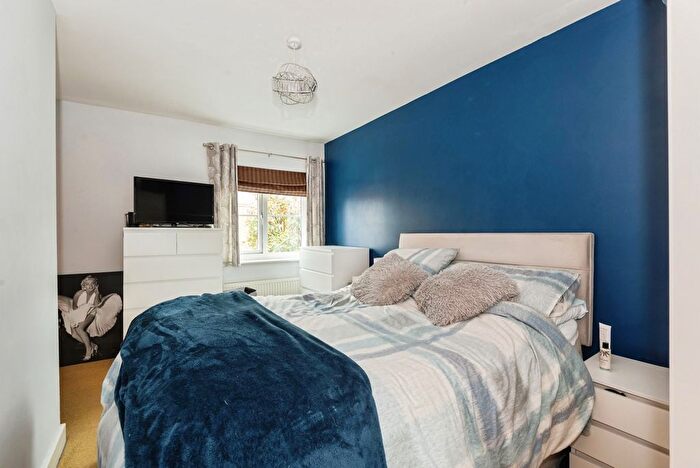 2 Bedroom Flat For Sale In Reynolds Avenue, Redhill, Surrey, RH1