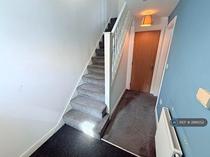 3 Bedroom End Of Terrace House To Rent In Springs Meadow, Bradford, BD8