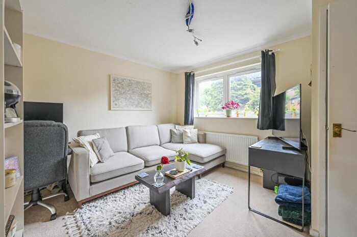 2 Bedroom Flat To Rent In Taeping Street, Canary Wharf, London, E14